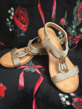 Shibever Gold Wedge Sandal With Back